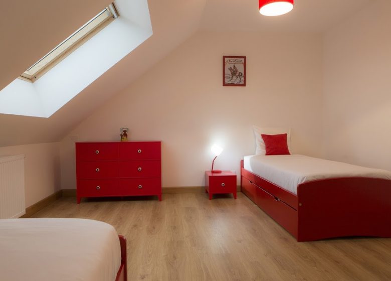 Chambre 2 lits simples Nuage rouge