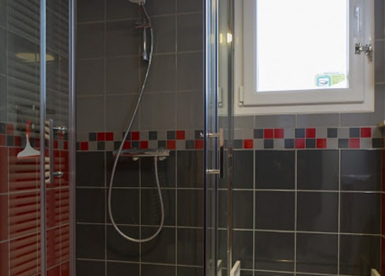Salle de bain avec douche Nuage rouge