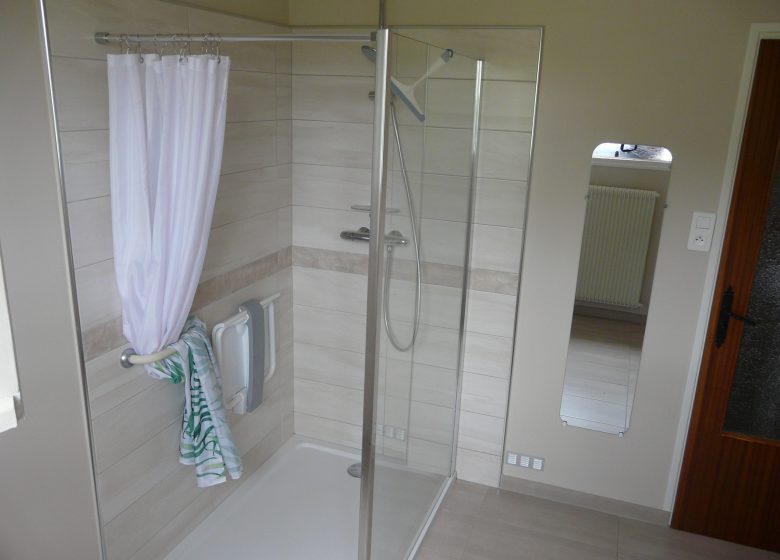 salle de bain avec douche italienne