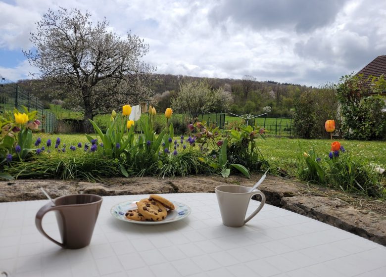 café sur la terrasse au printemps